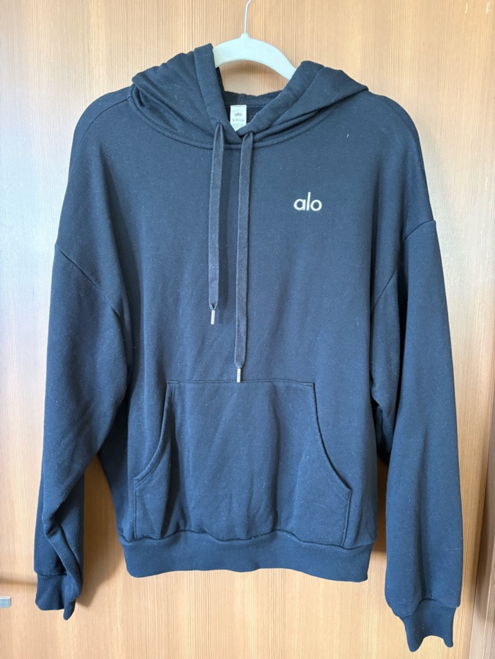 ALO Yoga Accolade Black Logo Pullover Hoodie